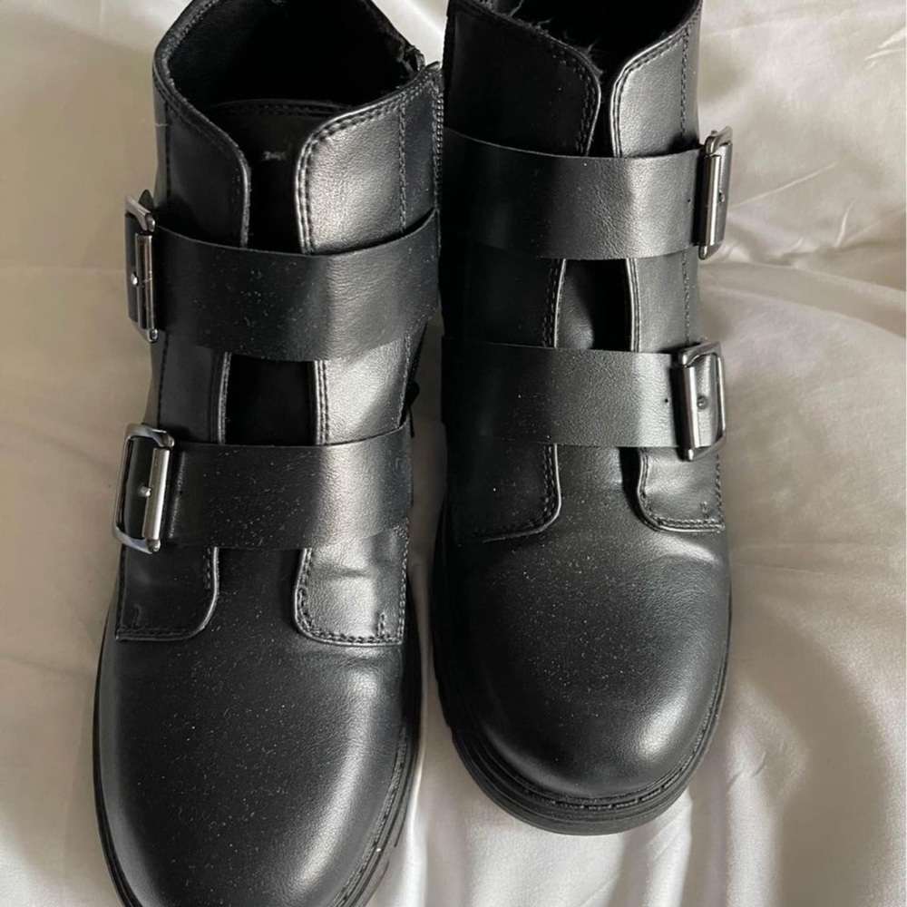 Women's Size 9.5 - Black Boots with decorative Buckles and size zipper
**EUC**
